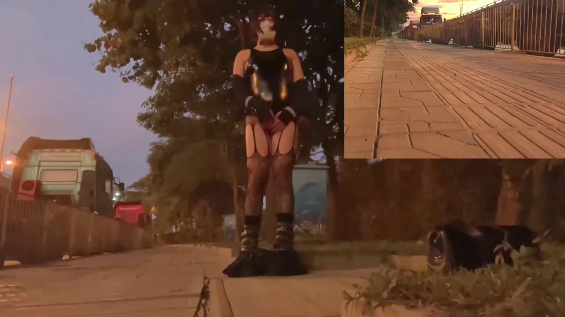 路上行人好多啊，我去帮下她吧(看了眼微信余额？怎么掏出了个屌啊？？还射精了