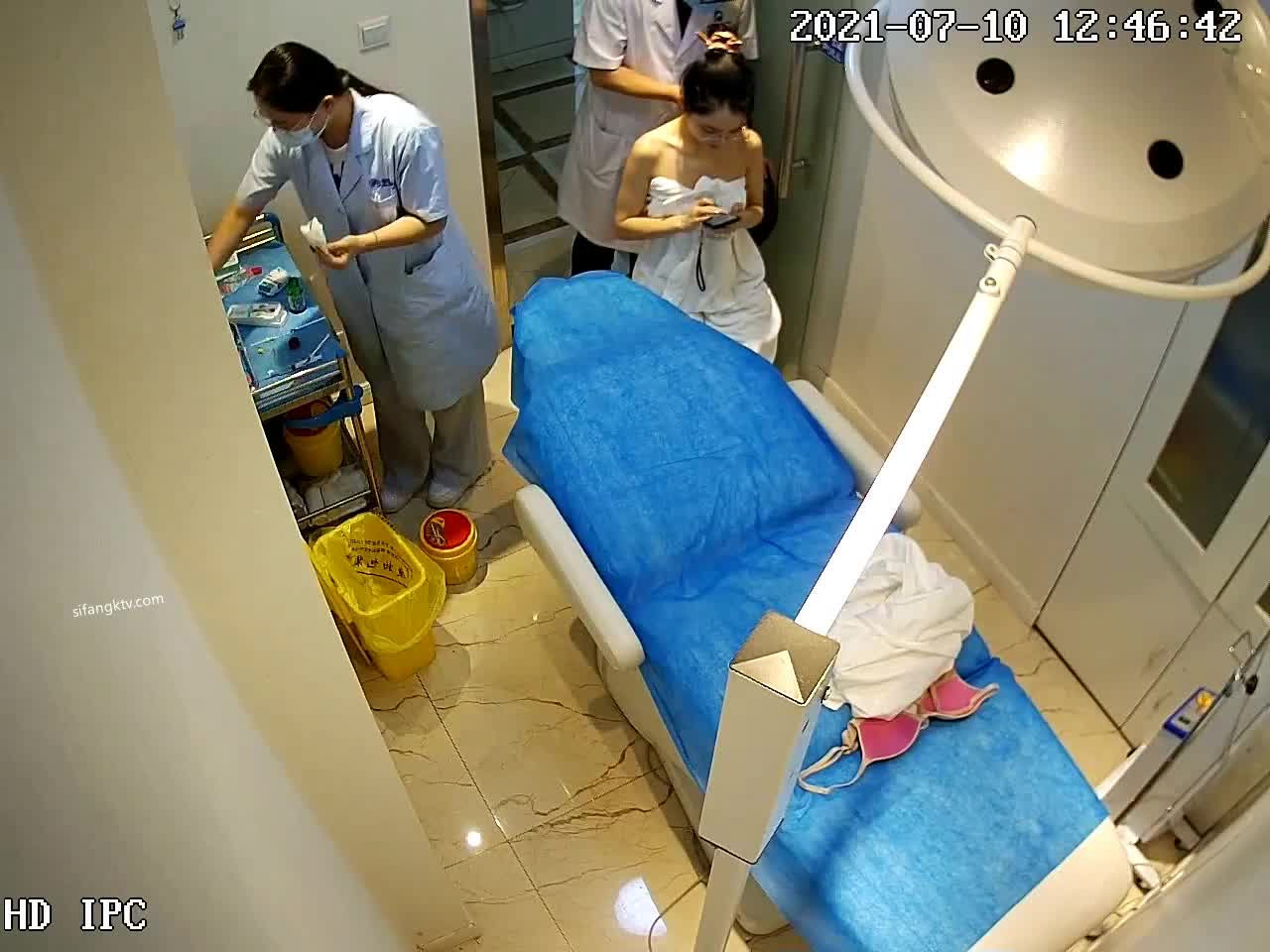 黑客破解美容医院手术室摄像头偷拍网红小美女一边刷视频一边露胸微整形美容打针瘦小脸