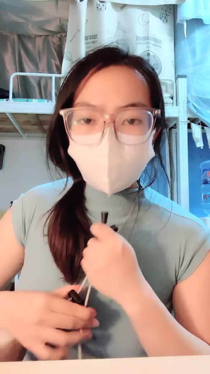 用金钱诱惑拜金大学生兼职【周导演员海选】夏日集结众多美女，淫窟内群P 户外勾搭【99v】 (35)
