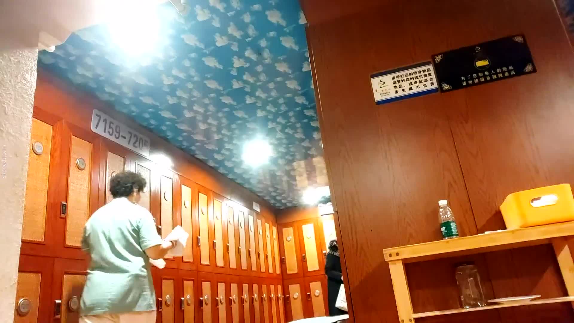 www.98t.la@六月最新流出❤️大神潜入国内某洗浴会所四处游走❤️~更衣室,沐浴偷拍~巨乳熟女~
