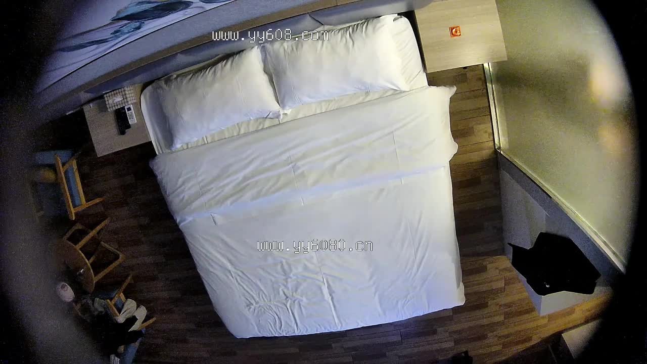 2048.hk@四眼中年油腻大叔和美丽少妇酒店开房打炮别偷拍！大叔总是一副体力不支的样子，动作不大