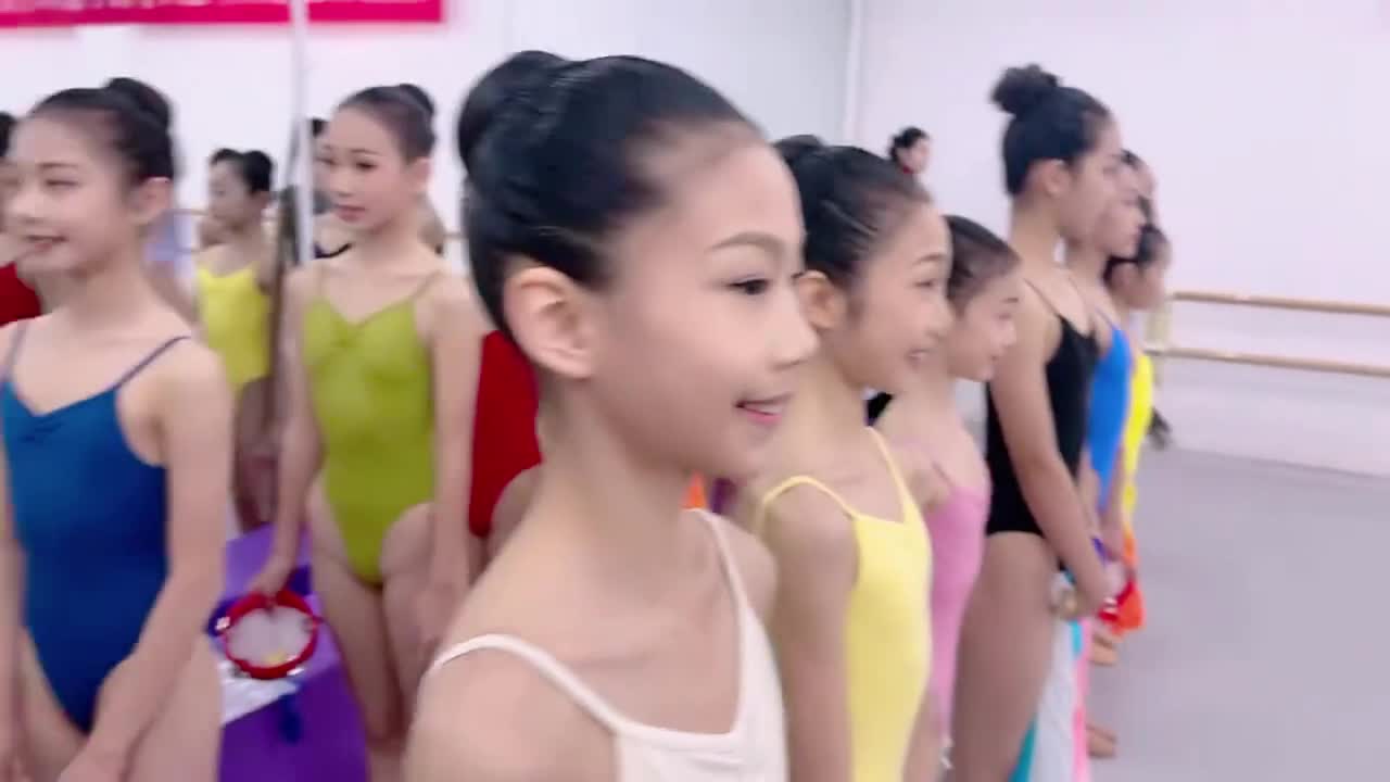 3xm7cfvpyckfsfg等待考试的舞蹈生们 沈阳师范大学附属艺术学校考场