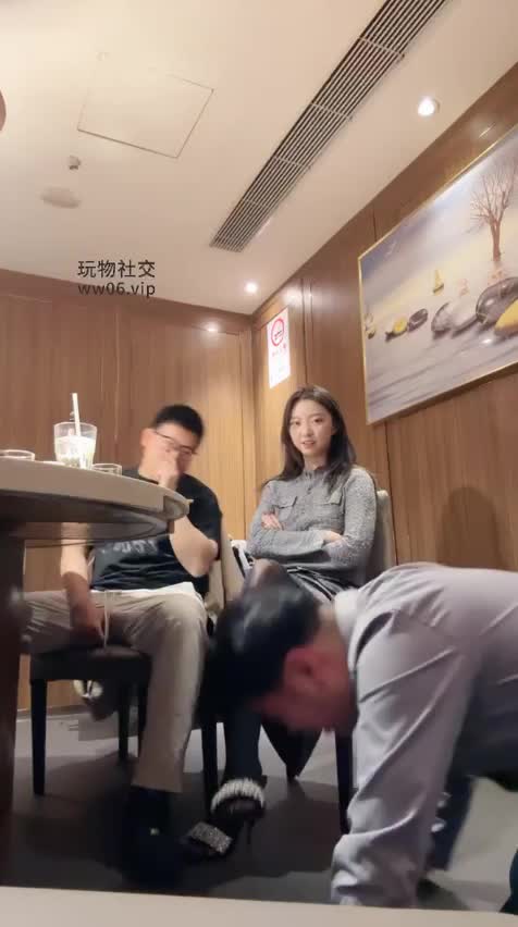 2048.hk@JennTJ：胖虎海底捞过生日伺候情侣主男主圣水胯下女主坐脸窒息高跟踩踏