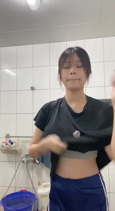 2048.vip-极品嫩妹发给男友的私密福利流出，性感身材真得劲，各种姿势玩弄鲍鱼