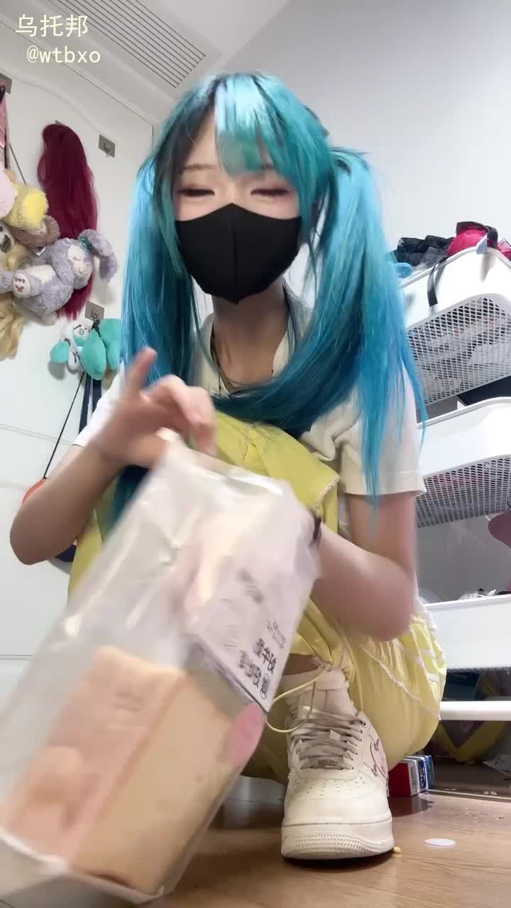 芃芃大人＆套路直播 丝袜足控 羞辱盯射 红绿灯倒计时 虽然看着像是妹妹，但是在我心中已经是妈妈级别的女王了，被她反复言语挑逗言语刺激，下面已经被调教湿了#芃芃大人 #套路直播 #红绿灯 #女王 #寸止