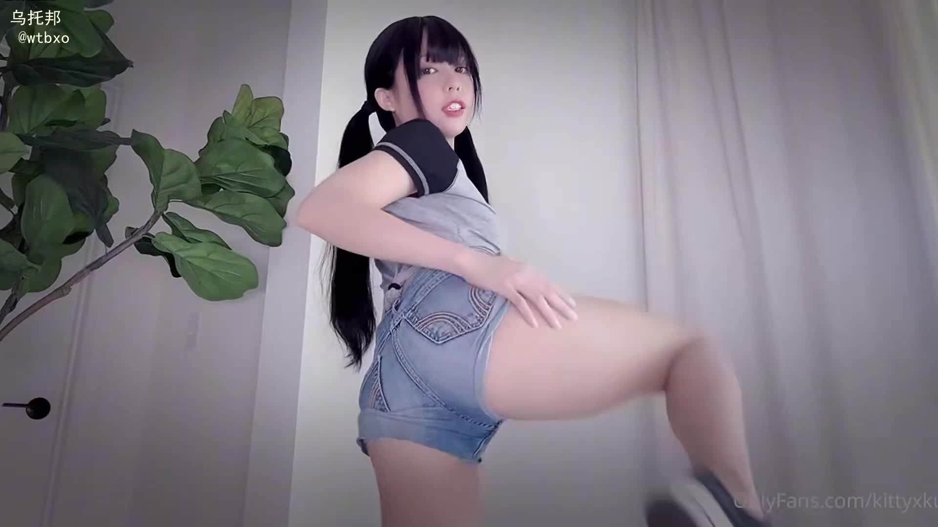 kittyxkum （绯红小猫） 牛仔热裤 双马尾邻家妹妹 反差自慰身穿开裆裤母狗反差展示，自慰插穴接连不断，小逼吞吐假鸡巴持续坐奸，感觉妹妹这种攻势一般人受不了吧#kittyxkum #绯红小猫 #自慰 #坐奸 #淫荡