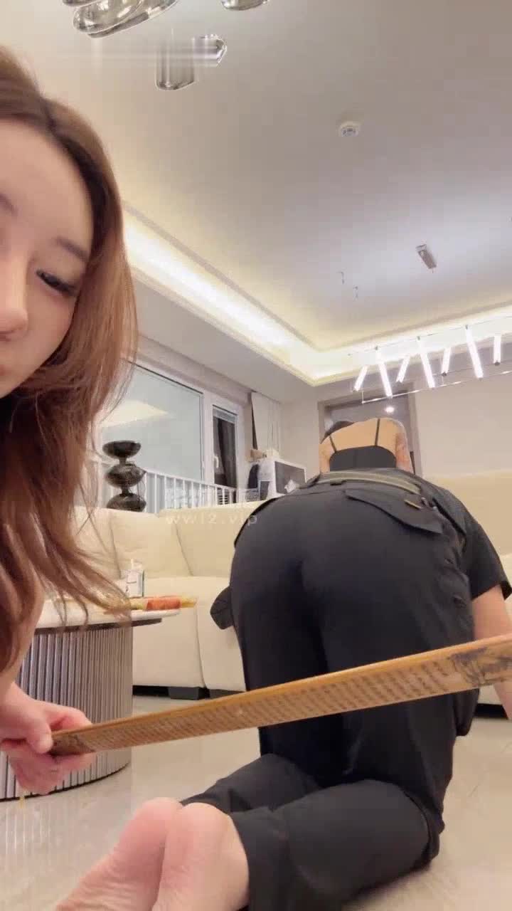 2048.hk@伊楠 婉凝 TJ：拉拉情侣主3s喂食呕吐物 暴力踩踏 舔鞋 口水 呕吐物 暴力喂食 强制喂食搅拌机打碎 2025-08-25 视角2