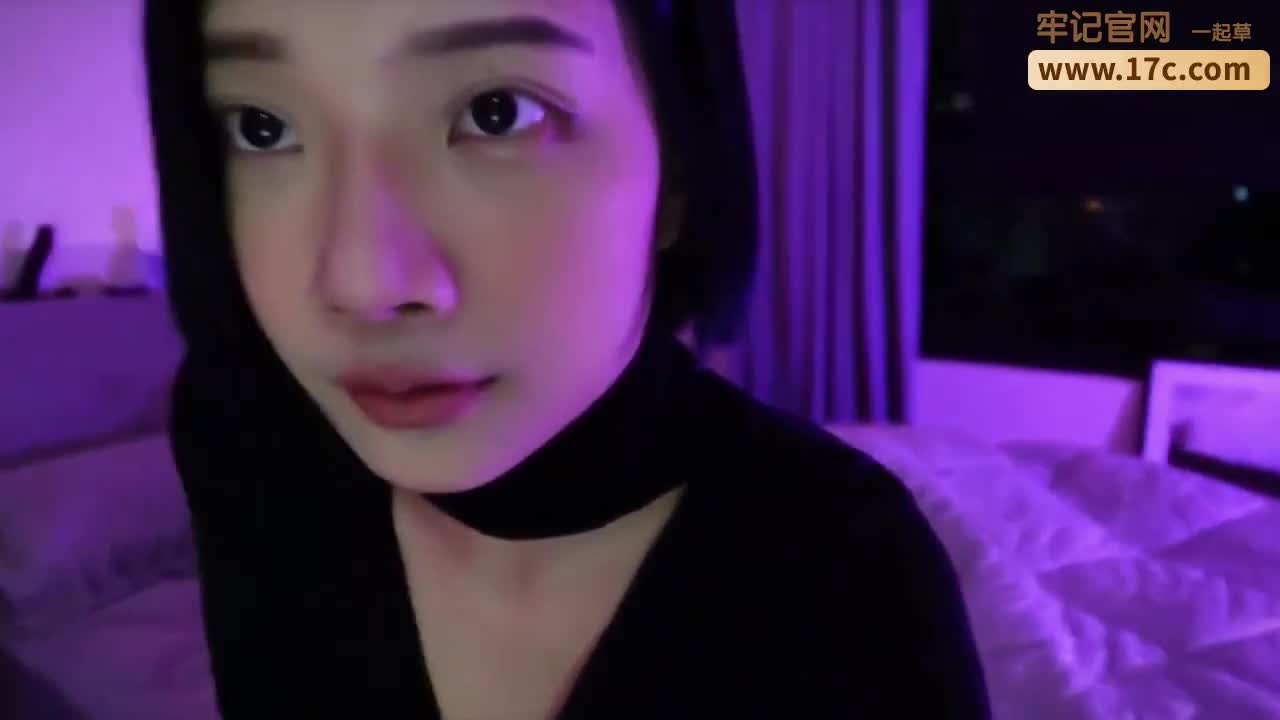 在酒吧偶遇台湾推特女网红，上前拍了个视频没想到她把手机塞到奶子里摇奶给我看！下半场约出去一起吃宵夜！ #酒吧 #商k #户外 #会所 #偷拍