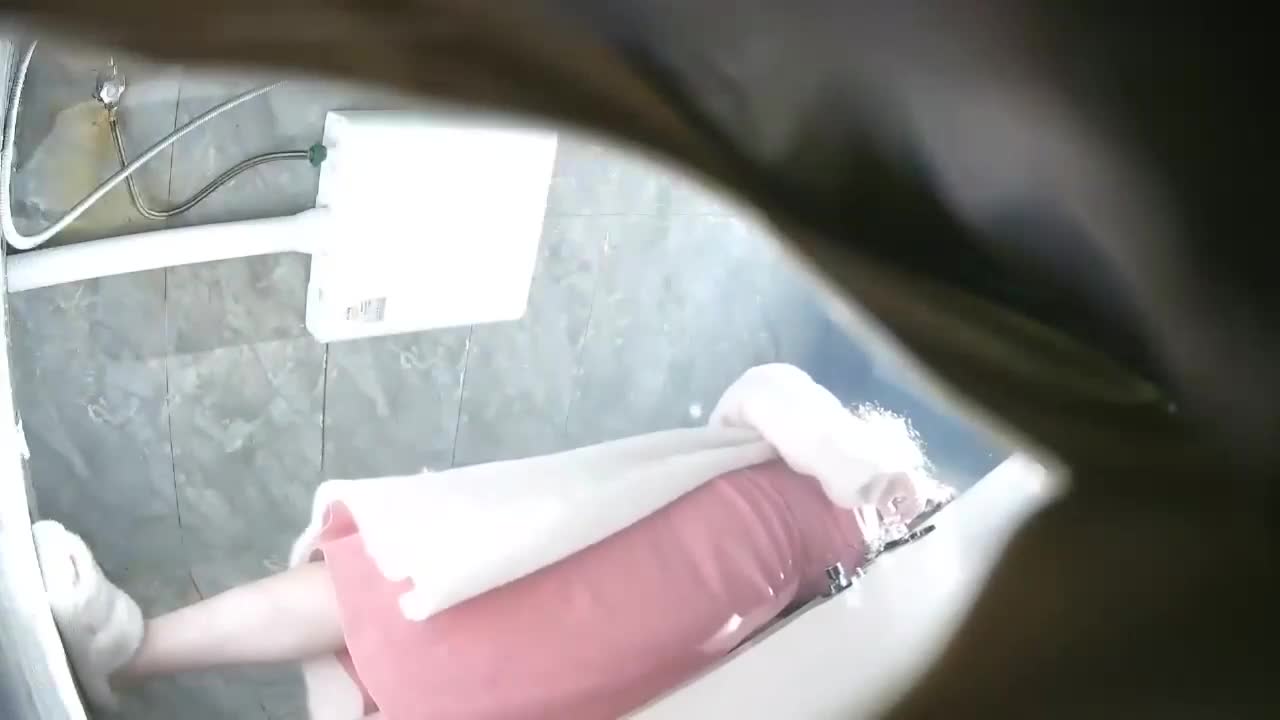 酒全景高清偷拍眼镜男掏出酒吧强行让女朋友帮他整几口 #酒吧 #商k #户外 #会所 #偷拍
