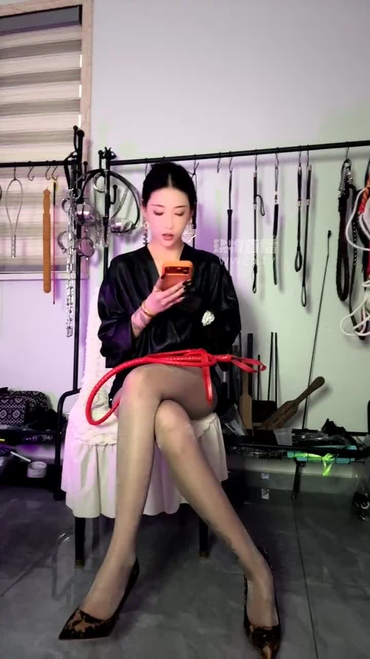 玩物直播 苏御大人 丝袜 反差 纹身 口水 调教 玩物 套路 直播 完整版看图6 （来自yywy88 女王足控群 ）评论区有一键直达全部完整版 后面更新的也会同步！！！来自（（来自yywy88 女王足控群 ） 一次付费永久观看随便一个博主都是几百块钱 我这里花不到半个博主的钱 看片嘛 不就是要看个爽么！看图6说有几部就是几部后续更新也会发！目前是16个群110W资源点我查看详情 @ccavxxbot 110W资源一次看个爽