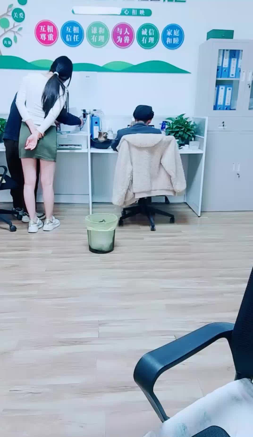 2048.vip-办公室自慰】某街道办高颜值美女职员 跳蛋在小穴不断积攒快感 男同事没嗅到淫味吗 排卵期白浆都拉丝躲厕所尽情高潮