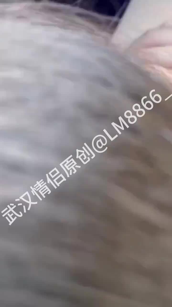 极品yin乱盛宴『武汉情侣』带上一群单男囵J两只小母狗，三个dong都被填满，小母狗非常配合撅起屁股让单男排队反差 丝袜 6p 武汉情侣-分享不易关注后观看点我查看详情 @ccavxxbot 110W资源一次看个爽