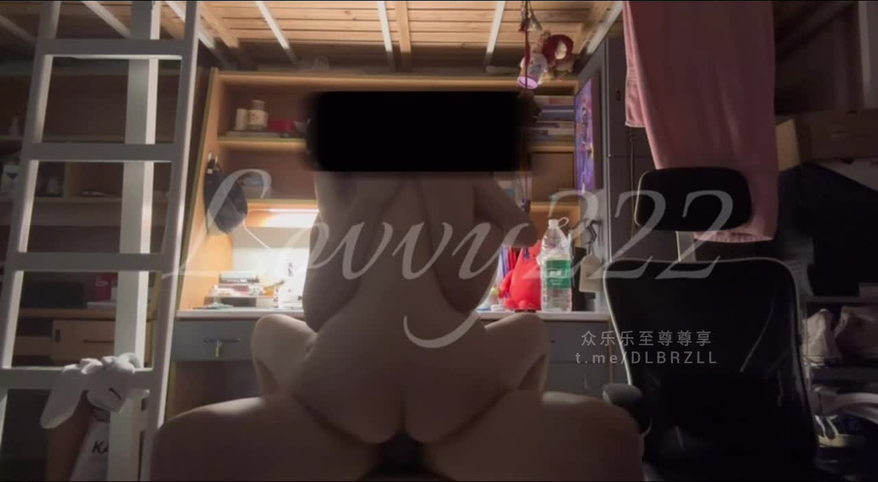 2048.vip-推特06年170可甜可御清纯反差淫欲骚母狗「lovvy软糖」男友考研没空跟我约会了，我只好主动去他的宿舍，让他一边学习一边操骚穴
