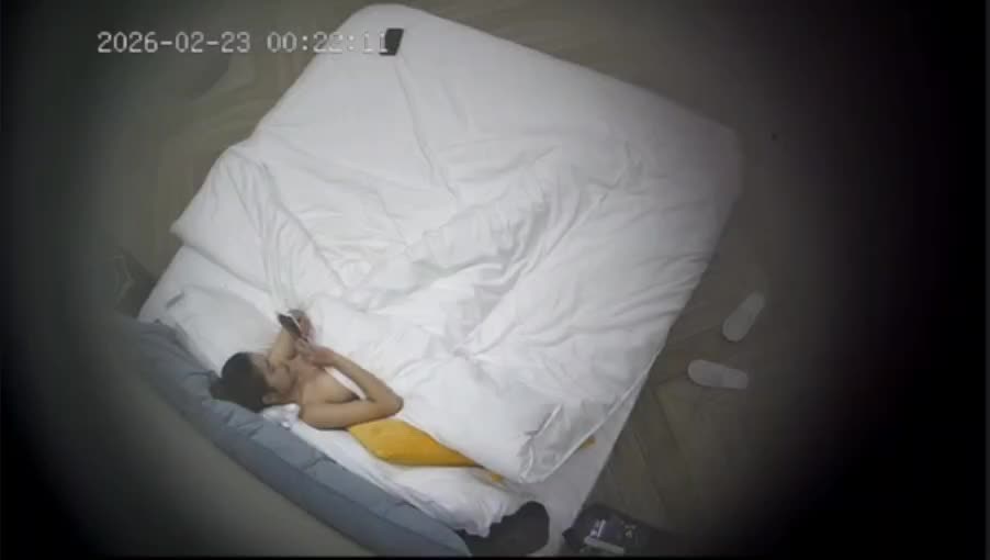 上帝视角偷情小少妇开好房等待炮友来日骚逼，一个人在家寂寞难耐找个大几把解解渴，等待猥琐眼镜男来了鸡吧硬邦邦脱了裤子就插入骚逼，看着熟悉的配合度小骚逼给猥琐眼镜男操的次数不少了