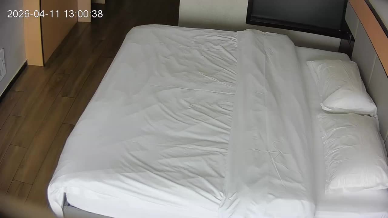 私享光头佬带着同事的妻子去酒店偷情。大鸡巴直接捅进她紧致小穴，各种姿势换着操、后入狠撞、让她骑乘狂扭，最后把她按在床上深插内射