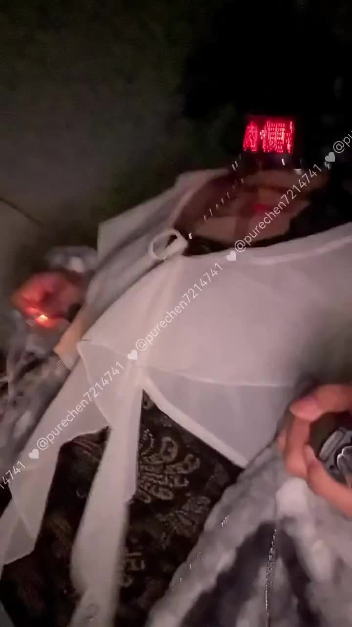 标题：伪娘户外露出玩射自己简介：伪娘户外露出，为了更刺激一点，还找了个还没租出去的房间把自己玩射了，真反差的标签： #伪娘 #户外 #露出 #男娘
