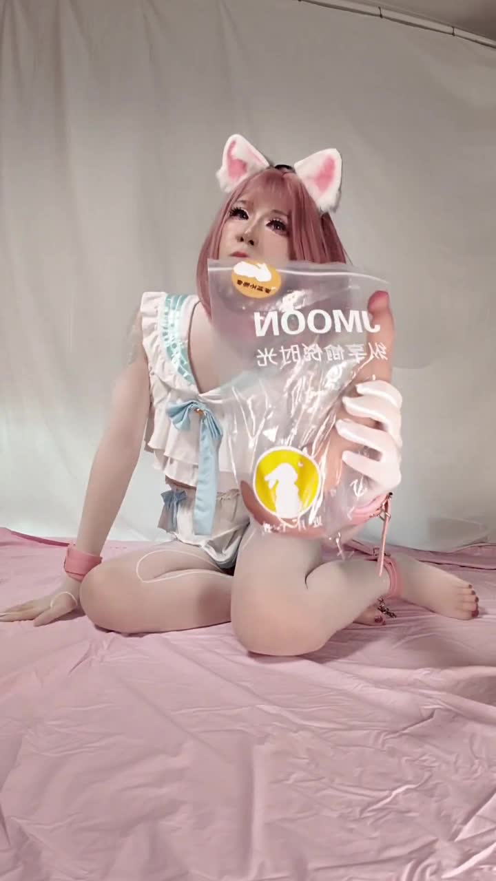 标题：御姐伪娘玩肛塞，插肛塞玩到喷简介：怎么会有这么刺激又舒服的肛塞吖！虽然看着好大，但材质柔软塞进去真的好爽！蛋蛋都勒出红血丝了标签： #肛塞 #伪娘 #男娘 #TS