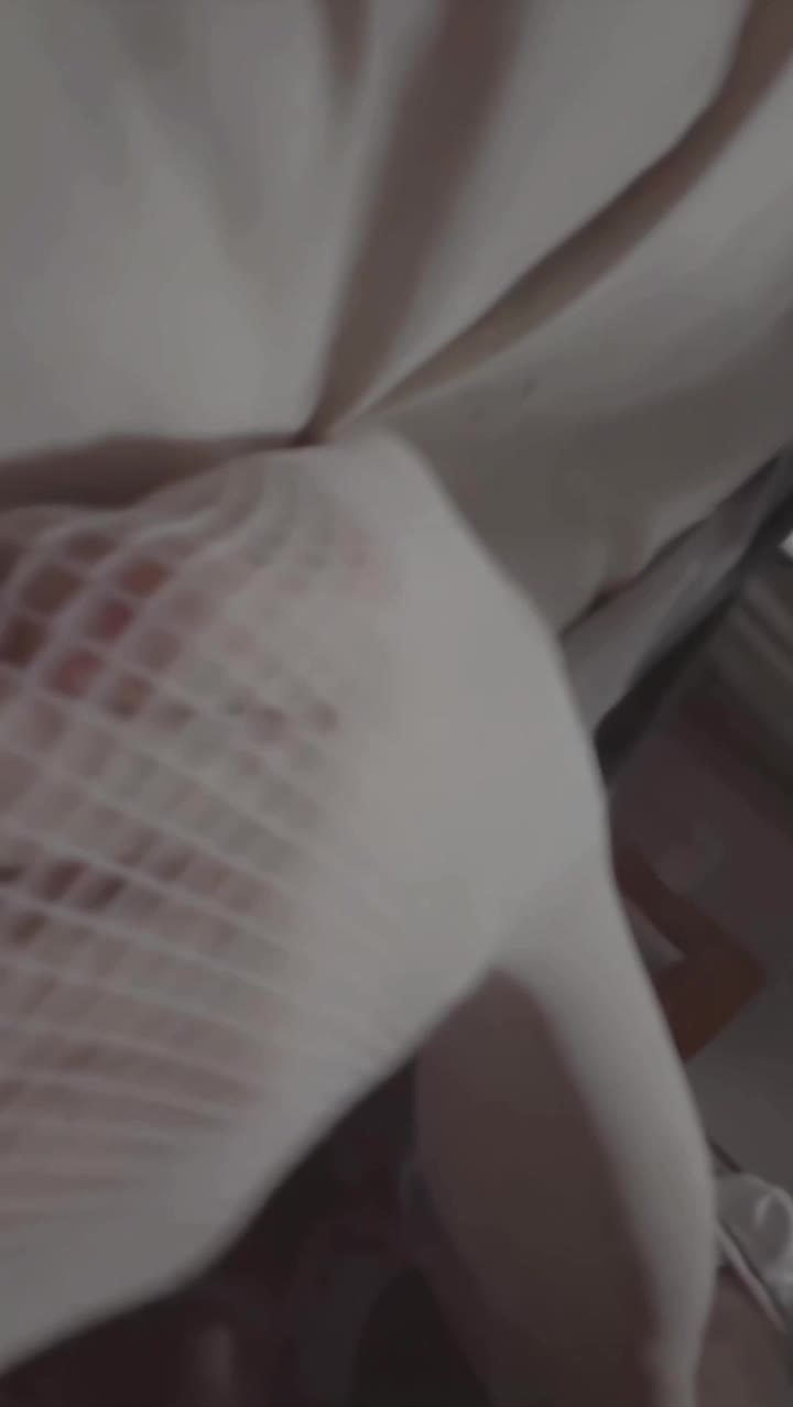 标题：伪娘夸张插后穴拳交简介：我靠，我愿意成你为插菊之王，超级长假牛牛插入后穴，肚子都在一动一动的，这个也太顶了标签： #伪娘 #男娘 #反差 #微重口