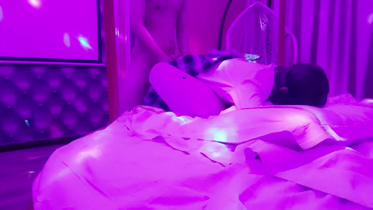 标题：小伪娘带着眼罩被深深后入简介：暧昧的灯光下入小男娘，这个气氛简直是刚刚好啊，小伪娘戴着眼罩静静享受后穴带来的快感标签： #伪娘 #男娘 #后入 #TS