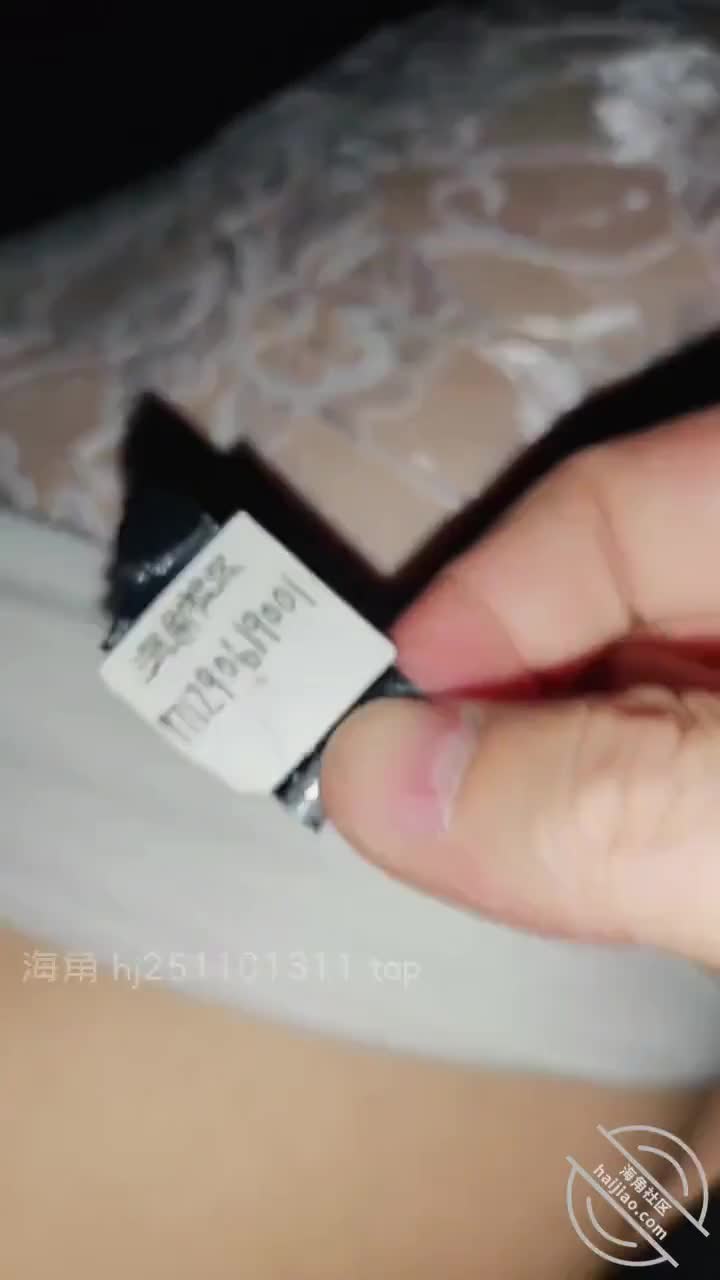 #海角社区 #海角_171290619001保真视频贴 母亲在羞耻的乱伦中一次次高潮终于叫我老公 极度震撼我心母亲给我口交速度级别五颗星时间久我会射在嘴里的，然后让母亲对着镜头骑在我脸上我从下面吸食母亲的阴户，母亲在上面扭动身体，后来也是看视频看到母亲那副淫荡样子简直了，没想到母亲在上面是那副样子，刺激的我又兴奋的自卫一下缓解，母亲从一开始的放不开尴尬逐渐的淫荡，坐在我嘴上被我吸食完蜜汁就被我无情插入彻底卸下防备，我开始淫语输出母亲，问母亲羞涩的问题“妈，喜欢被我艹么？”“啊～～喜欢”“和我我艹什么感觉？