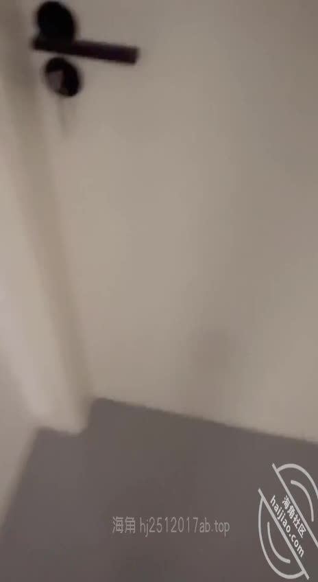 海角社区 #我的美女姐姐原创63视频贴，姐姐在洗澡，冲进去抱着姐姐就进行强奸，粗暴的把鸡巴塞入姐这次还是非常刺激的，姐姐因为我一直灌输她，想对她进行三P，姐姐明显也感受到一些，为了惩罚我，一直不让我操她，我是忍不住了！必须要操上一操了，听见姐姐房间洗澡的声音，强奸姐姐的想法就自然而然的在脑海中，反正和姐姐现在这种关系，强上她了，她也是不会干嘛，说干就干，去试了一下姐姐的房间门也没有反锁，回来做沙发上，拿着手机验证好，进去姐姐房间把手机驾好，冲进去就开始强操姐姐，因为洗澡有水的原因，很顺利的就插进姐姐的逼里