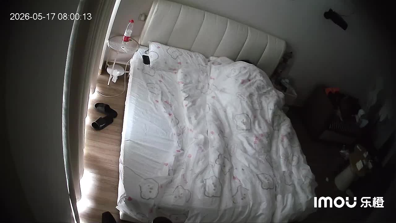 2048.vip-乐橙 5-17 美女还在睡觉 男人就去舔奶抠逼把人弄醒 又把抱枕放美女屁股下面 翻来覆去给小美女一顿操