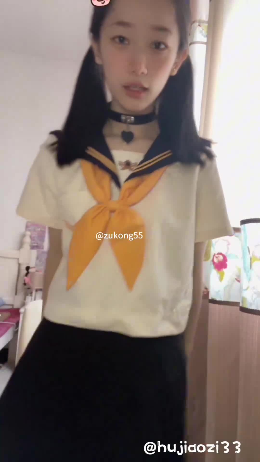 全自动榨精姬 福利姬 白袜 JK 学生 自慰 诱人的榨精女神来袭，她用那25cm的玩具深深探索自己，诱惑你来挑战极限，看你能撑多久？白袜包裹的修长美腿，JK制服下的火辣身躯，让你欲罢不能，赶紧加入这场激情游戏吧！点击下载约会APP 同款母狗等你调教