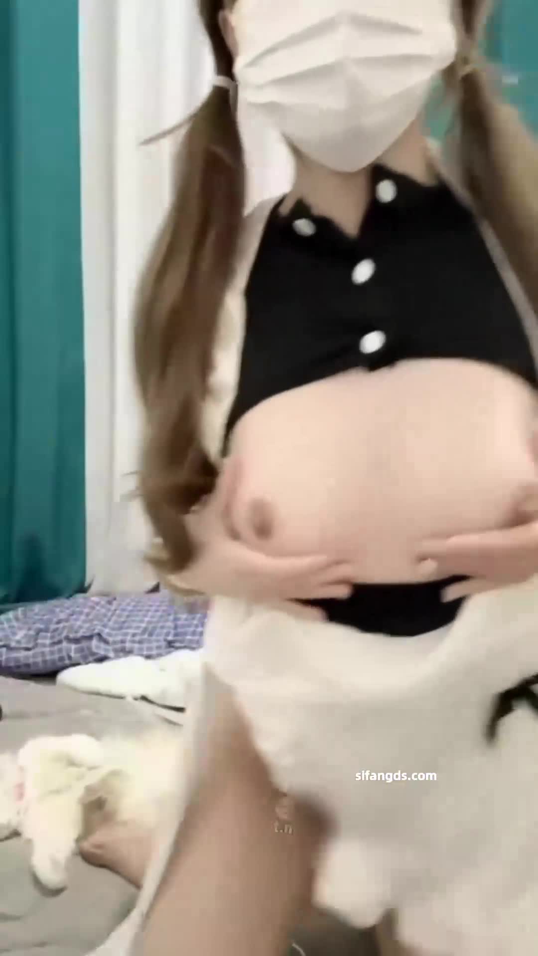 #小昕巨乳双马尾学生妹 手指插穴自慰