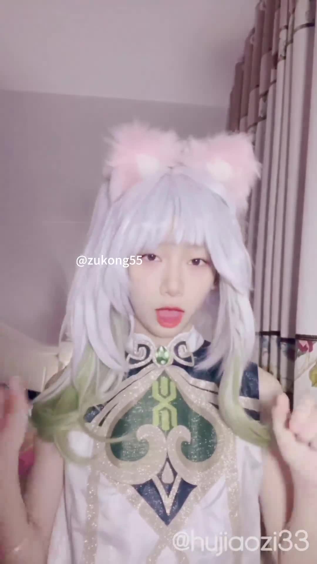 全自动榨精姬 福利姬 白袜 JK 学生 自慰 诱人的榨精女神来袭，她用那25cm的玩具深深探索自己，诱惑你来挑战极限，看你能撑多久？白袜包裹的修长美腿，JK制服下的火辣身躯，让你欲罢不能，赶紧加入这场激情游戏吧！点击下载约会APP 同款母狗等你调教