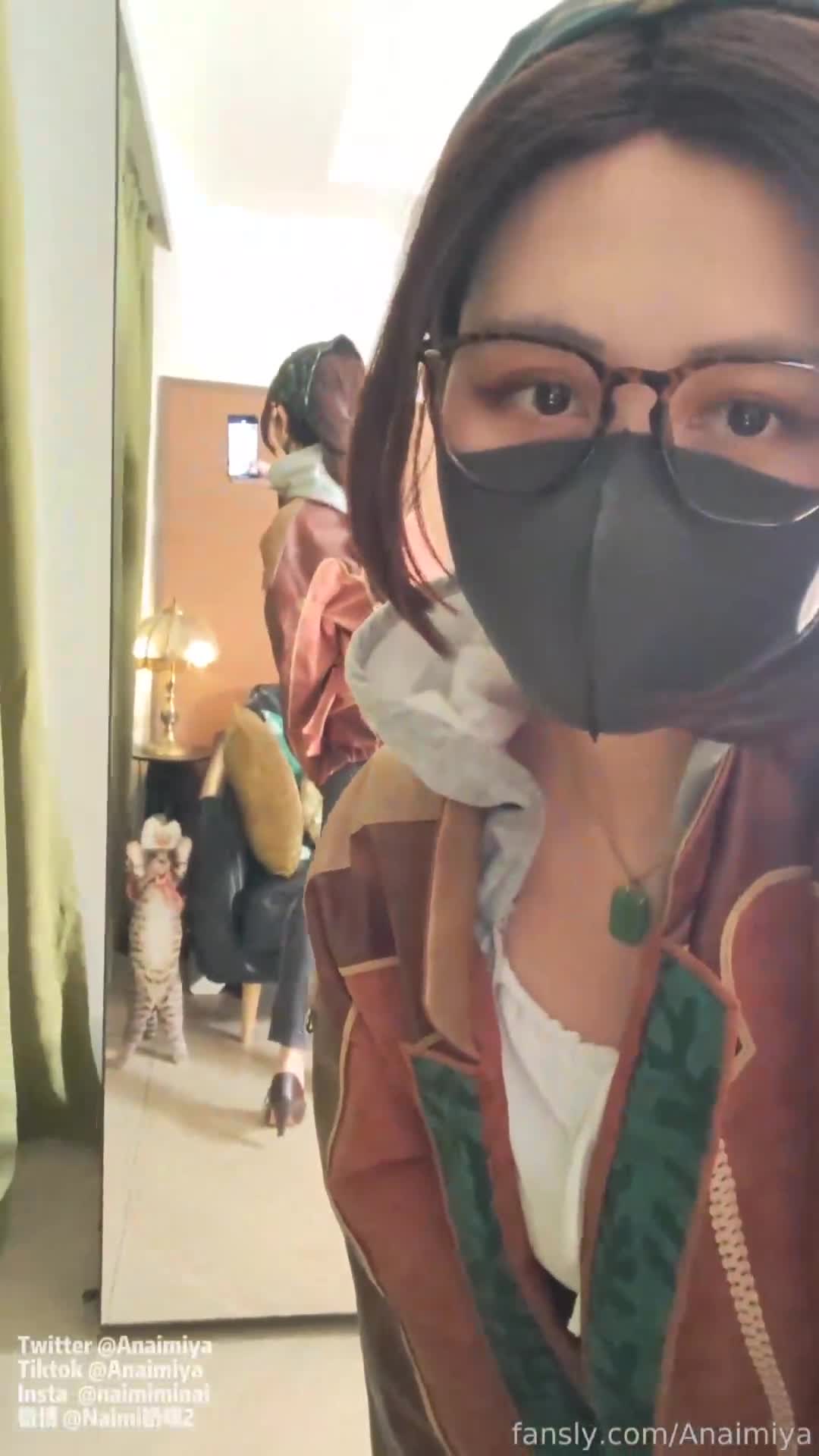 时尚邻家姐姐的黑丝诱惑与高潮狂欢  优雅的邻家姐姐身着开档油亮黑丝，佩戴闪耀白宝石饰品，被超长柔软触手缠绕刺激，绽放出各种迷人高潮表情，尽显无限魅力与激情。点击下载同款APP 绝美母狗等你调教