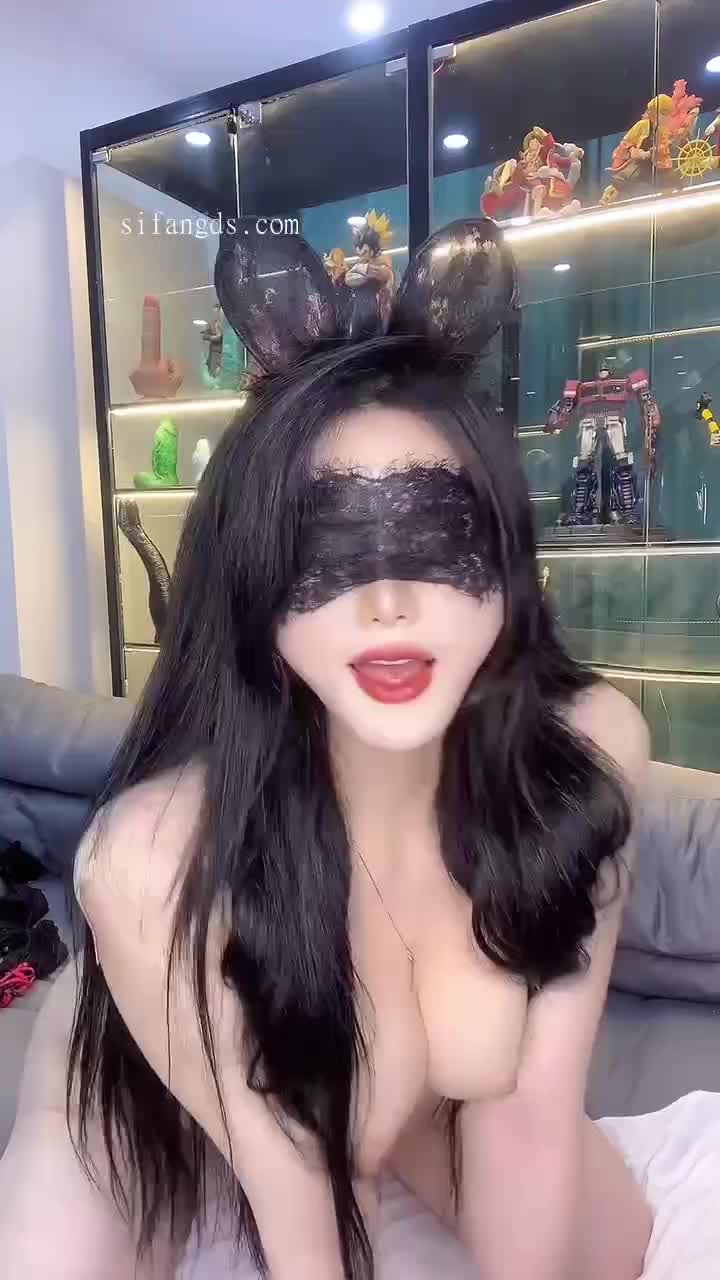 福利姬黑丝喷水自慰 巨乳足交高跟诱惑 #半糖 #不骚不要钱  丰满曲线包裹在紧致黑丝中，高跟鞋轻叩地面，福利姬跪坐床上，双手温柔包裹你的欲望，进行专属足交服务。她的巨乳随着节奏晃动，眼神迷离，渐渐加速自慰，湿润喷涌而出，释放无限诱惑，带你进入极致快感世界。点击下载约会APP 同款母狗等你调教