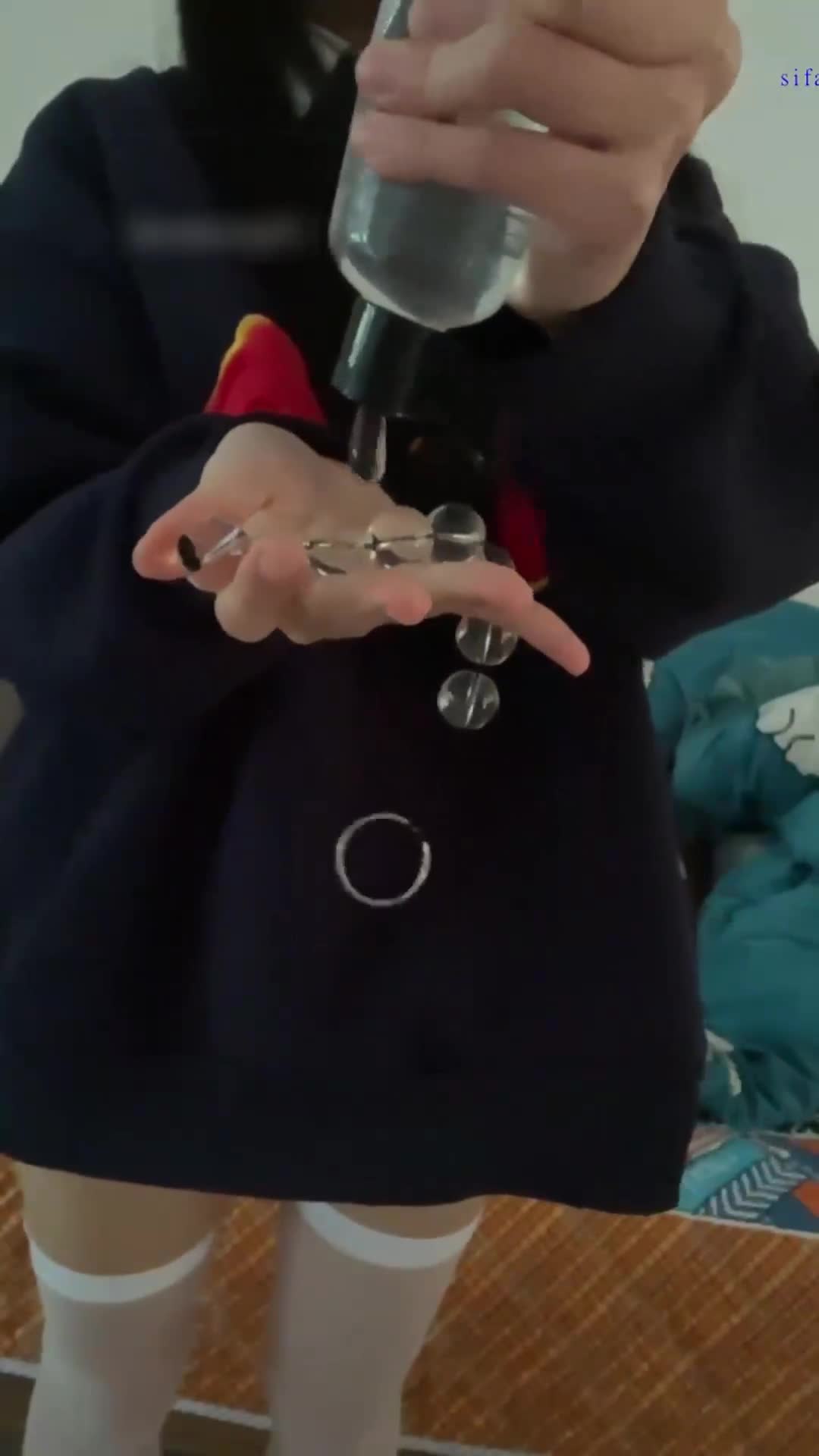 全自动榨精姬 福利姬 白袜 JK 学生 自慰 诱人的榨精女神来袭，她用那25cm的玩具深深探索自己，诱惑你来挑战极限，看你能撑多久？白袜包裹的修长美腿，JK制服下的火辣身躯，让你欲罢不能，赶紧加入这场激情游戏吧！点击下载约会APP 同款母狗等你调教