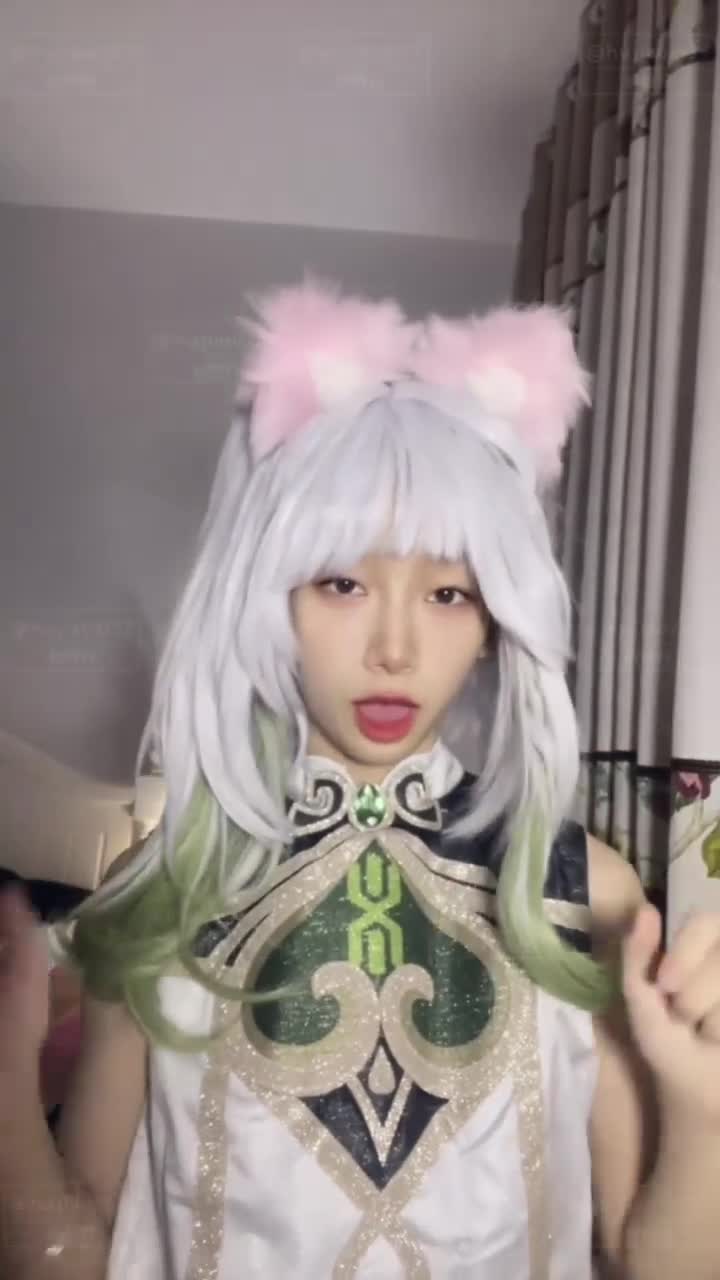 全自动榨精姬 福利姬 白袜 JK 学生 自慰 诱人的榨精女神来袭，她用那25cm的玩具深深探索自己，诱惑你来挑战极限，看你能撑多久？白袜包裹的修长美腿，JK制服下的火辣身躯，让你欲罢不能，赶紧加入这场激情游戏吧！点击下载约会APP 同款母狗等你调教