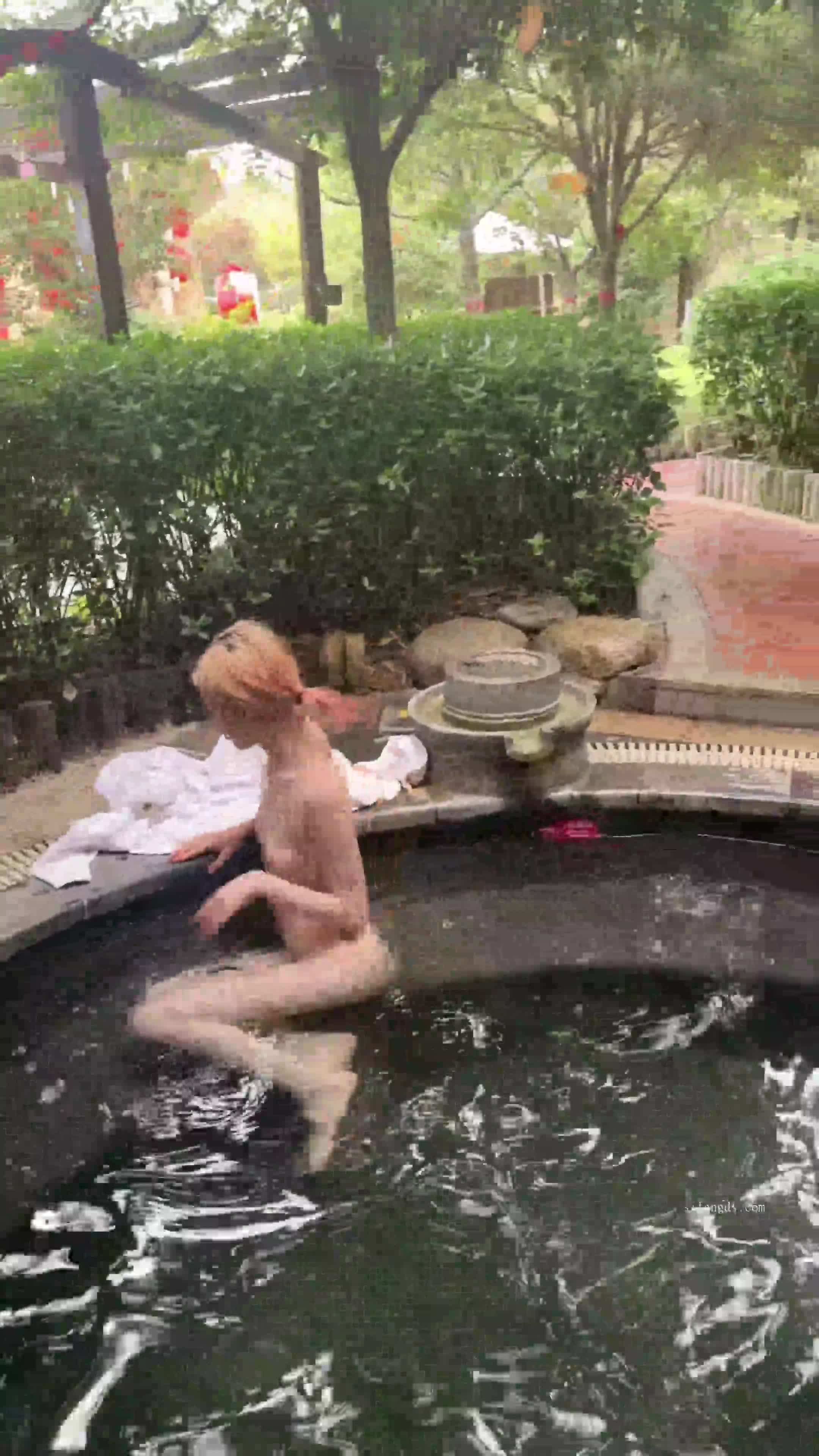 福利姬 濑濑  这位在校女大学生大胆现身学校温泉区，露脸大胆展示诱人身姿，自慰过程充满火辣魅力，让人欲罢不能。点击下载约会APP 同款母狗等你调教