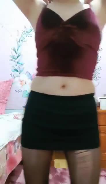 极品骚妻风韵犹存 妈妈剧情勾引儿子 这位风韵犹存的极品熟女，以妈妈的身份展开诱人剧情，她大胆勾引儿子，释放无限魅力。丰满身材曲线诱人，眼神中满是挑逗，亲密互动层层升级，让人欲罢不能。她的每一次触碰都点燃激情，带来极致快感，沉浸在这种禁忌的甜蜜中无法自拔。点击下载同款APP 绝美母狗等你调教