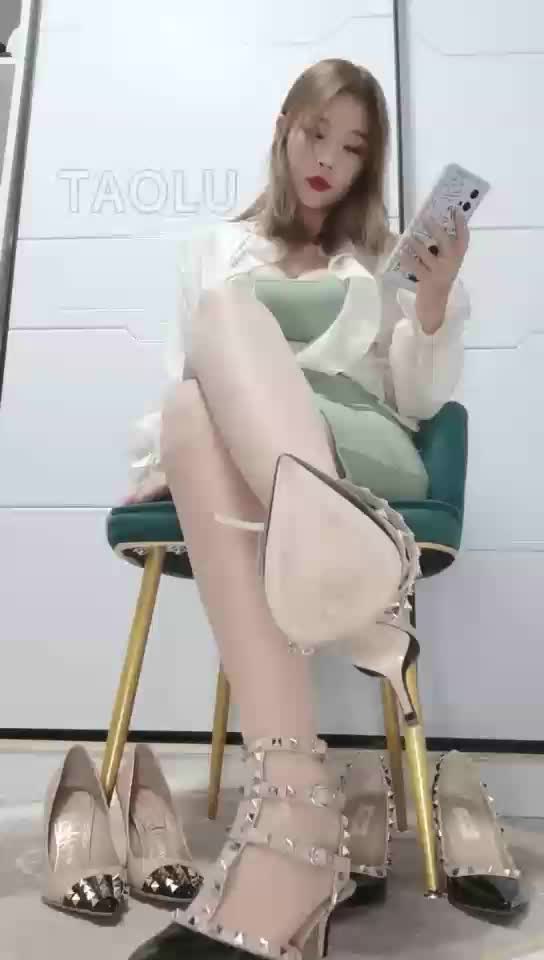 2048.hk@第一视角_红绿灯_铆钉华伦天奴专场_白桃_1775062083177
