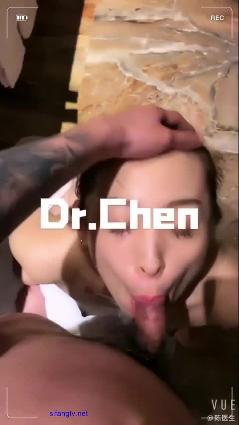 【调教人妻3P，舔脚喝尿露脸】绿帽老公找单男调教极品人妻3P，淫妻脱光跪地，先舔单男脚趾、脚心，吃脚舌头缠绕舔得鸡巴硬爆。塞入肛塞，翘臀高撅，任粗屌狠插骚逼菊花双洞齐下，干得淫水狂喷浪叫高潮不止。淫妻跪舔两根大屌，深喉吞吐口水拉丝，舌头舔蛋舔头，又给单男毒龙钻菊舔到爽翻。最后张嘴喝热尿，顺喉咽下，彻底成调教母狗。绿帽老公摄像欣赏老婆被玩烂，鸡巴硬爆。【编号：12245，更在 @papa_shequ】