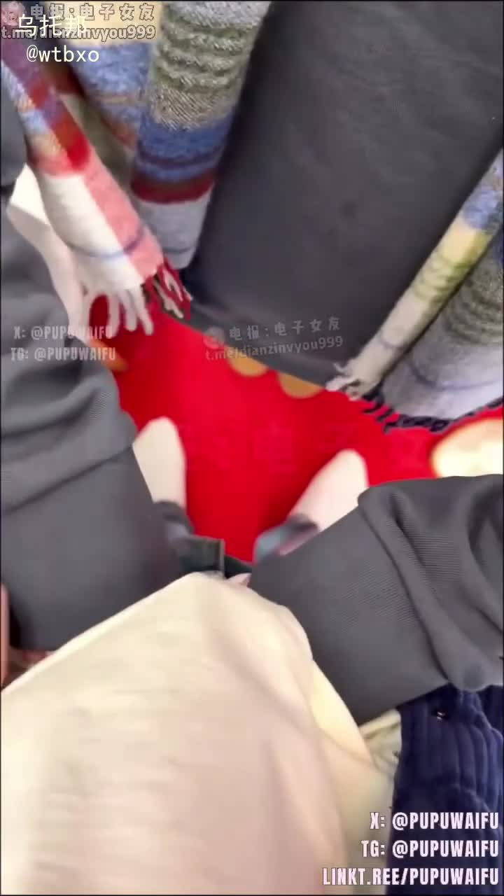 噗噗（pupuwaifu ）知名网黄博主 微胖天花板噗噗 新作那么大一坨能不能让我也试一试？被怼到失神完全叫不出来 还有那么多人在外面，感觉真的好刺激啊，甚至都不敢叫出声来，怕被发现#噗噗 #pupuwaifu #露出 #后入 #淫语