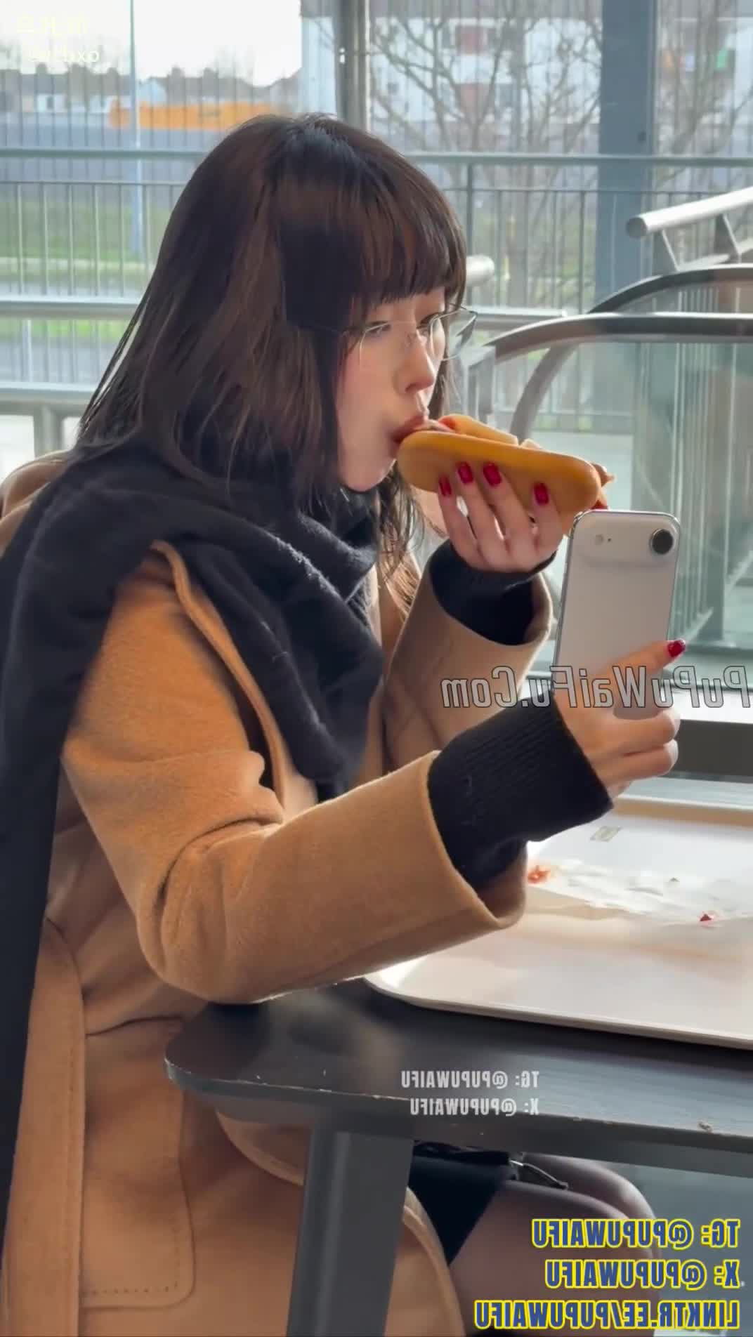 噗噗淫荡噗噗户外憋不住逼勾引做爱任何时候噗噗逼瘾上头都想做爱，甚至在户外也毫不掩饰，脱下裤子就开始口交，随后不断榨精啪啪打桩#噗噗 #口交 #反差 #高颜值 #露出